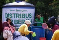 Pupuk Kujang terus menyalurkan bantuan air bersih ke wilayah terdampak kekeringan di Karawang. Warga kini bisa menikmati air bersih