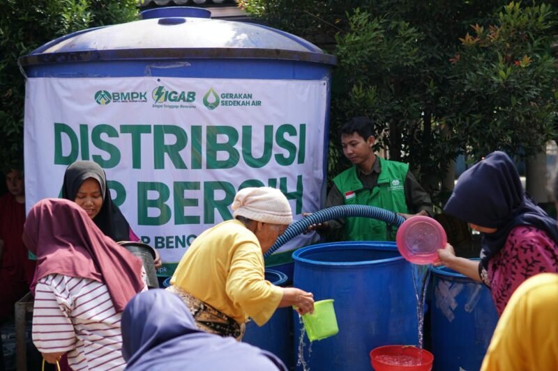 Pupuk Kujang terus menyalurkan bantuan air bersih ke wilayah terdampak kekeringan di Karawang. Warga kini bisa menikmati air bersih